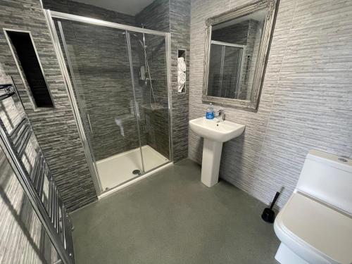 a bathroom with a shower and a sink and a toilet at Hosted By Ryan - 3 Bedroom Penthouse Apartment in Liverpool