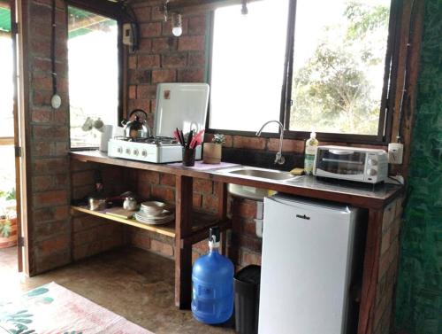 cocina con encimera, fregadero y nevera en Charming - 2 Storey Eco-Home, en Olón