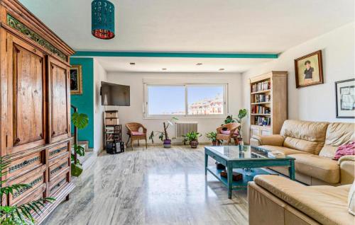 sala de estar con sofá y mesa en Duplex Luz, en Jaén