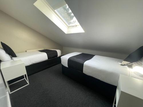 Ένα ή περισσότερα κρεβάτια σε δωμάτιο στο Hosted By Ryan - 2 Bedroom Apartment