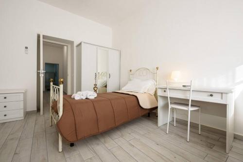 een slaapkamer met een bed en een bureau en een bed bij A Due Passi Da Toledo in Napels