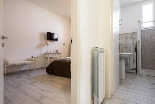 een kamer met een bed en een badkamer met een wastafel bij A Due Passi Da Toledo in Napels