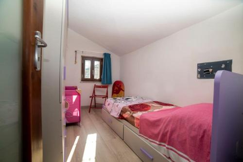 1 dormitorio con 1 cama y 1 silla en Casa Elisa Scario, en Scario