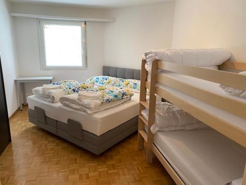 - une chambre avec 2 lits superposés et une fenêtre dans l'établissement St. Moritz, à Saint-Moritz