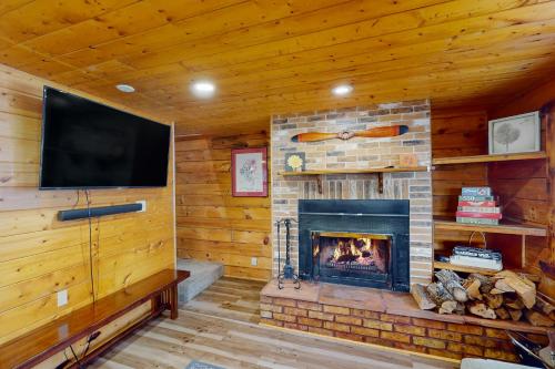 Cozy Updated Real Log Cabin – Photos 2