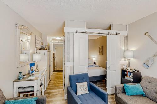 Posezení v ubytování The Oceanfront Litchfield Inn 251