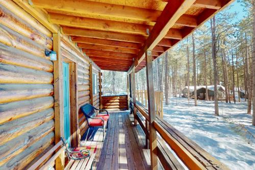 Cozy Updated Real Log Cabin – Photos 3