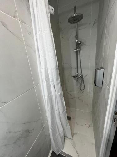 W łazience znajduje się prysznic z zasłoną prysznicową. w obiekcie Maison Cosy w mieście Montauban