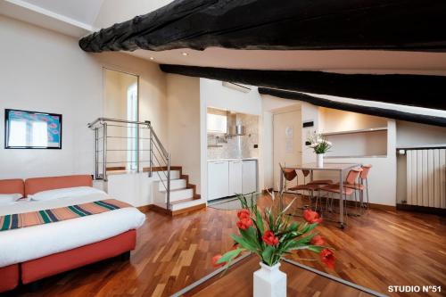 Cet appartement comprend une chambre avec un lit et une table ainsi qu'une cuisine. dans l'établissement Residence Sacchi Aparthotel, à Turin