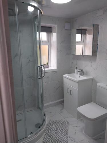 a bathroom with a shower and a toilet and a sink at Dream Ensuite Rooms in Birmingham