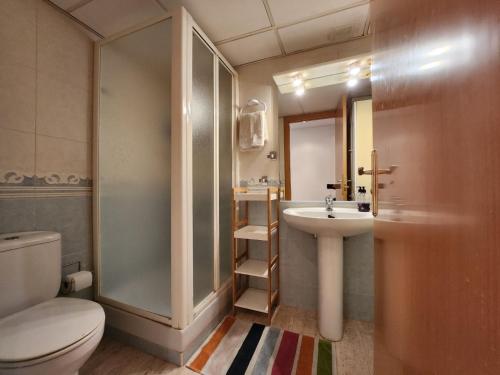 un piccolo bagno con lavandino e WC di Apartamento Bellavista a Salou