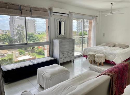 1 dormitorio con cama y ventana grande en Monoambiente luminoso céntrico con cochera en San Nicolás de los Arroyos