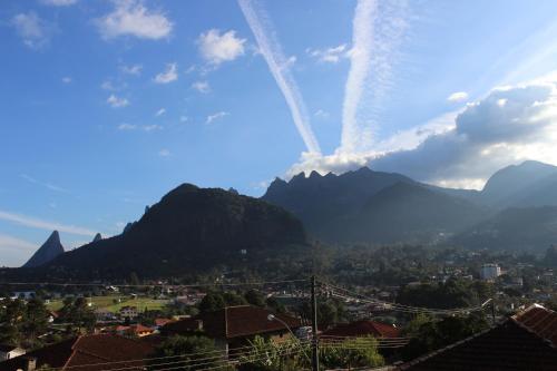 a view of a city with mountains in the background at Suíte de hóspedes independente com cozinha in Teresópolis