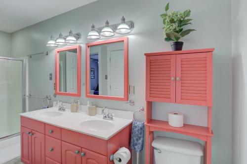 Bilik mandi di Hip and Spacious Midtown Cottage near Beale Street