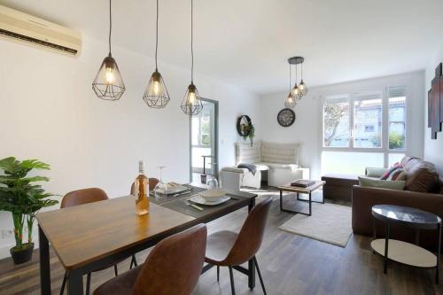 une salle à manger et un salon avec une table et des chaises dans l'établissement Coeur de Briquettes, à Blagnac