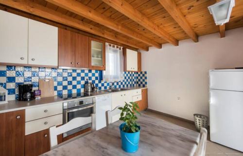 Una cocina o cocineta en Santorini Traditional Suites