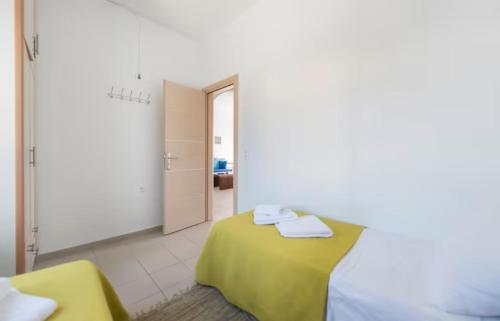 Una cama o camas en una habitación de Santorini Traditional Suites