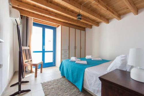Postel nebo postele na pokoji v ubytování Santorini Traditional Suites