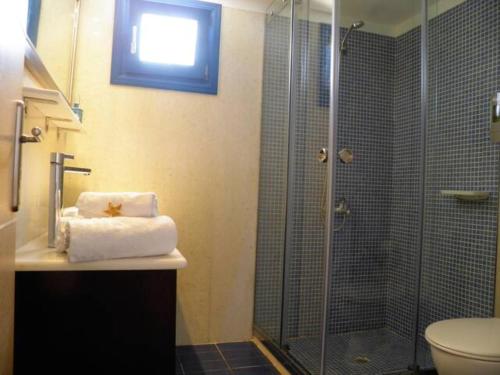 Un baño de Santorini Traditional Suites
