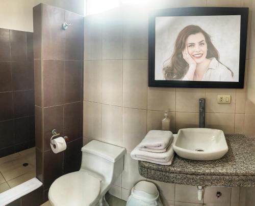 - une salle de bains avec une photo d'une femme sur le mur dans l'établissement Hotel Boutique Nazo, à Manta