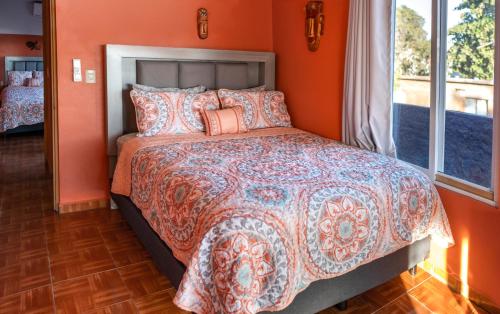 Katil atau katil-katil dalam bilik di Casa Belen - Beautiful Beach View Home on Stone Island