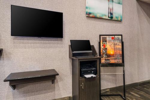 a wall with a flat screen tv on a wall at Best Western Bradbury Inn & Suites in Perry