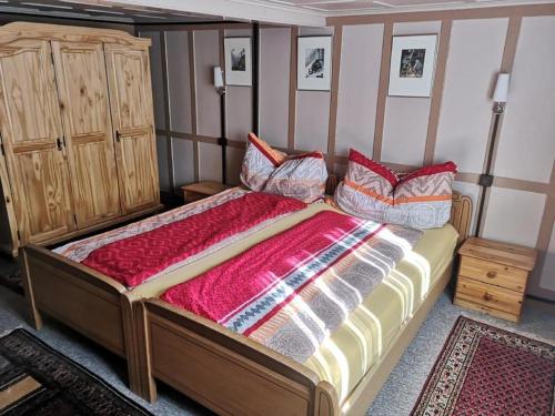 Un dormitorio con una cama grande con almohadas. en Haus am See - a79839, en Lungern
