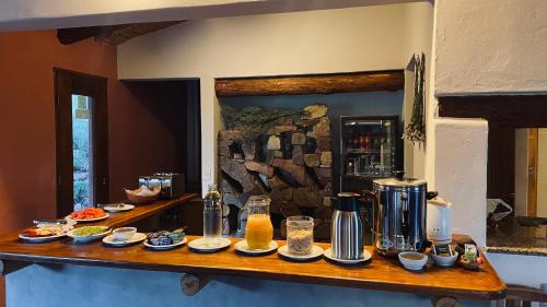 stół z jedzeniem i napojami w obiekcie CasaCalma Hotel Boutique w mieście Tilcara