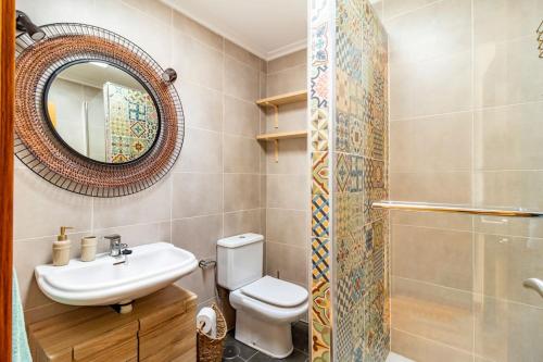 Bilik mandi di Te encantará este duplex en Cóbreces