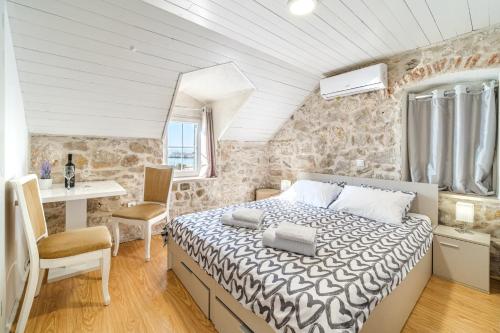 Katil atau katil-katil dalam bilik di Sv.Duje Apartments