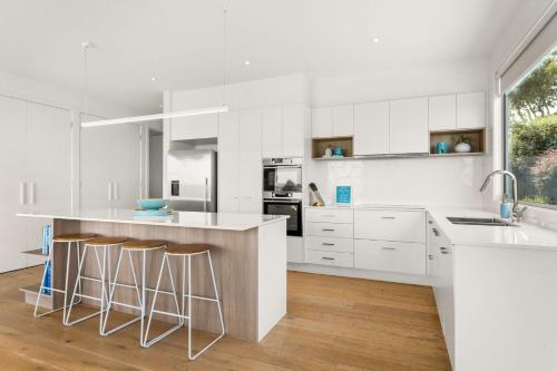 Una cocina o cocineta en Pukeko Beach House