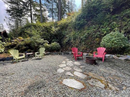 un grupo de sillas sentadas en un patio en Cozy Corner Cottage, en Port Renfrew