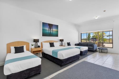 Ένα ή περισσότερα κρεβάτια σε δωμάτιο στο Coast Motel and Apartments