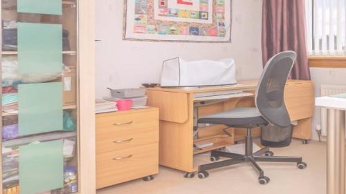 ein Büro mit einem Schreibtisch und einem Stuhl in der Unterkunft Gialos Villa Mykonos Lux in Platis Gialos