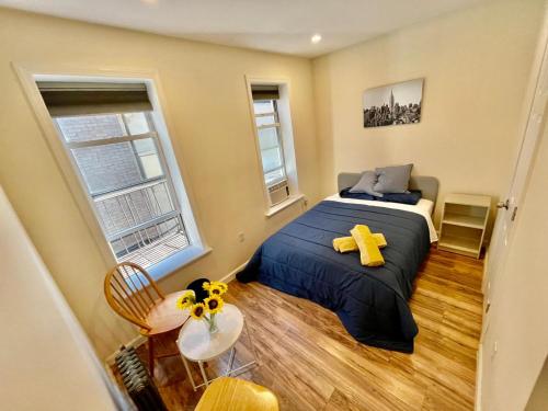 Un dormitorio con una cama con un osito de peluche amarillo. en Elegant Private Room close to Manhattan! - Room is in a 2 bedrooms apartament and first floor with free street parking, en Long Island City