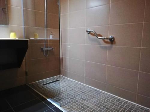 bagno con doccia e porta in vetro di Spacieux Appartement Logis des Fées de la Marina en rez-de-chaussée de chaussée ad Albufeira
