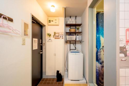 東京にあるTokyo Shibuya Shinjyuku Cat House !の黒猫