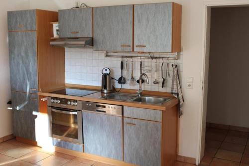 A kitchen or kitchenette at Wohnung in Schönwald Im Schwarzwald mit Garten und Terrasse