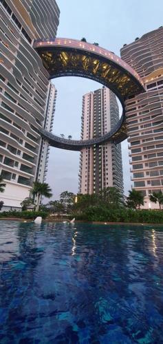 ein Schwimmbad in der Mitte von zwei hohen Gebäuden in der Unterkunft Studio near KLCC and LRT with superb view in Kuala Lumpur