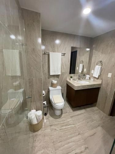 a bathroom with a toilet and a sink and a shower at Departamento Céntrico y Moderno en Cancún. in Cancún