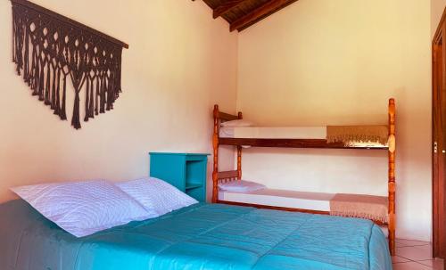 1 dormitorio con 2 literas en una habitación en Boa Vibe Complexo Rosa Norte, en Praia do Rosa