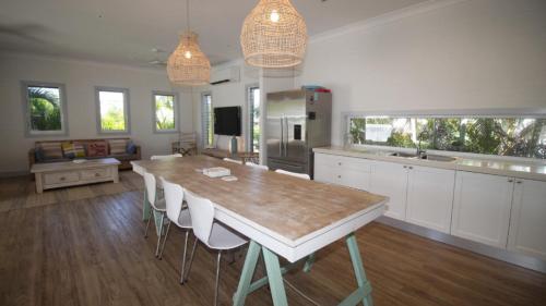 Η κουζίνα ή μικρή κουζίνα στο Sandy Toes Beach House