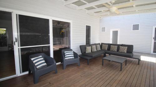 Χώρος καθιστικού στο Sandy Toes Beach House