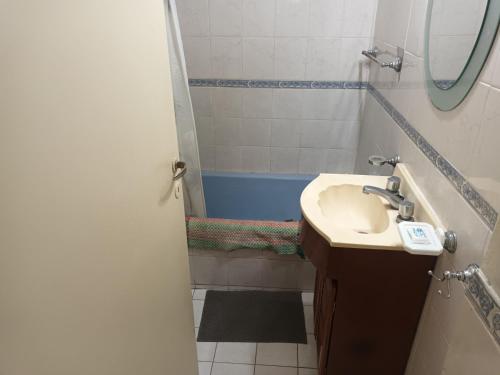 y baño con lavabo y bañera. en Monoambiente sencillo a 2 de la peatonal y 2 del mar en Mar del Plata