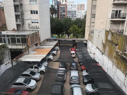 un montón de autos estacionados en un estacionamiento en Monoambiente sencillo a 2 de la peatonal y 2 del mar en Mar del Plata