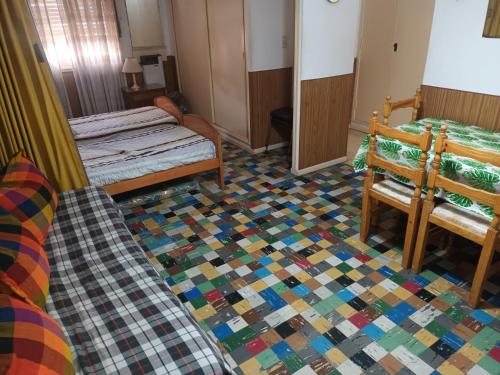 Habitación con suelo de mosaico y 2 camas en Monoambiente sencillo a 2 de la peatonal y 2 del mar en Mar del Plata