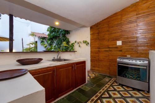 a kitchen with a sink and a stove at Casa Pedro Romero in Cartagena de Indias