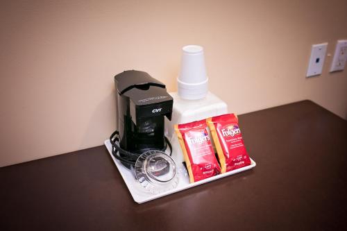 Set per la preparazione di tè e caffè presso Rodeway Inn & Suites