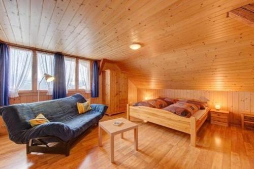 sypialnia z łóżkiem i kanapą w pokoju w obiekcie Balm w mieście Escholzmatt