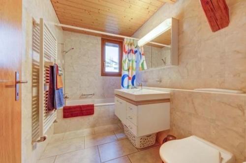 uma casa de banho com um WC, um lavatório e uma banheira em Balm em Escholzmatt